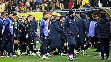 Kosov�tí fotbalisté opou�tí h�i�t� v záv�ru zápasu s Rumunskem.