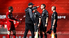 Kou� Liverpoolu Jürgen Klopp v diskusi s rozhod�ím Davidem Cootem (druhý...