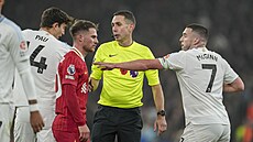 Rozhod�í David Coote v diskusi s hrá�i b�hem duelu Liverpoolu s Aston Villou.