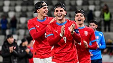 eská jedenadvacítka slaví postup na Euro. V popedí kapitán Václav Sejk.