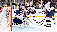 David Ji�í�ek (vpravo) z Columbus Blue Jackets se sna�í odehrát puk od svého...
