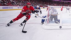 Martin Neas (88) z Carolina Hurricanes za bránou St. Louis Blues