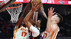 Onyeka Okongwu (17) a Vít Krej�í (27) z Atlanty sev�eli portlandského Shaedona...