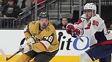 Tomá Hertl (48) z Vegas Golden Knights uniká v zápase s Washington Capitals...