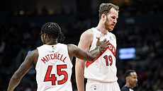 Davion Mitchell (45) a Jakob Pöltl (19) z Toronto Raptors slaví.