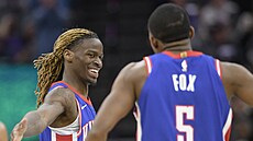 Keon Ellis a De'Aaron Fox ze Sacramento Kings se radují.