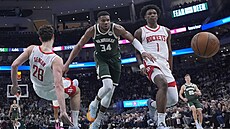 Janis Adetokunbo (v zeleném) z Milwaukee Bucks se v zápase s Houston Rockets...