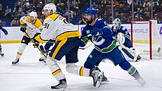 Filip Hronek (vpravo) z Vancouver Canucks brání Stevena Stamkose z Nashville...