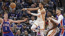 Trae Young (11) z Atlanta Hawks p�ihrává v zápase se Sacramento Kings kolem...