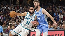 Cody Martin (11) z Charlotte Hornets se tla�í kolem Deana Wadea (32) z...