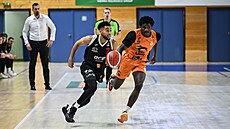 Stephen Brown (vlevo) z Nymburka uniká Nolanu Kemmovi z GBA Jindichv Hradec.