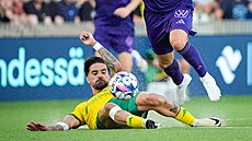 Jorginho (ve �lutém) z Ilvesu Tampere se sna�í zastavit Oskara Falleniuse z...