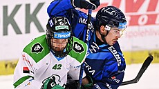 Filip Suchý (vlevo) z Mladé Boleslavi a Patrik Demel z Vítkovic v souboji o...