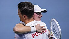 Polská tenistka Iga Swiateková oslavuje postup svého týmu do �tvrtfinále BJK...