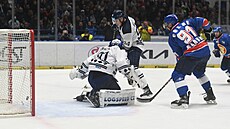 Richard Jarek z Kladna pálí na plzeského gólmana Nicka Malíka.