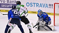 Marcel Barinka (vlevo) z Vítkovic sleduje zákrok svého brankáe Lukáe Klimee...