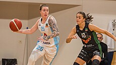 Sara Rokkanenová (vlevo) z Trutnova útoí kolem Eliky Hamzové ze abin Brno.