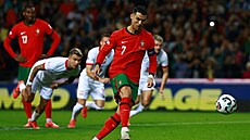 Cristiano Ronaldo z Portugalska skóruje.