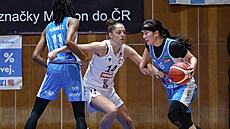 Kayleigh Thao My Truongová (vpravo) z Trutnova úto�í v zápase s Hradcem Králové...