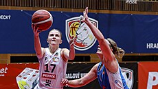 Lucie Bolardtová (vlevo) z Hradce Králové zakon�uje na trutnovský ko�.