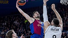 Tomá Satoranský z FC Barcelona smeuje na ko Paris Basketball pes Leona...