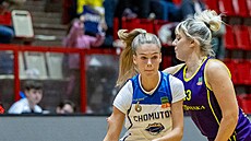 Charlotte Velichová (vlevo) z Levhartic Chomutov v zápase se Slovankou, brání...