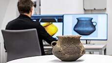Archeologové zkoumají v laboratoi Univerzity Hradec Králové nálezy objevené v...