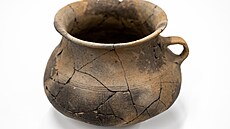 Zrekonstruovaná nádoba z odbobí pravku nalezená archeology v trase budoucí...