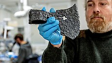 Archeolog Ladislav Rytí ukazuje v laboratoi Univerzity Hradec Králové...
