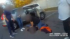 Resuscitace mue na parkoviti v Praze.