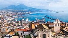 Pohled na Neapol z vý�ky. Nad m�stem se ty�í silueta Vesuvu.