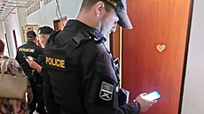 Policisté kontrolují ubytovny v Plzni.