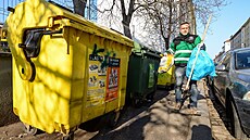Pracovníci �isté Plzn� douklízí nepo�ádek kolem popelnic.