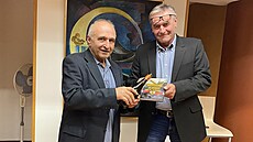 Franti�ek Müller (vpravo) ve Studijní a v�decké knihovn� v Plzni p�i...