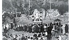 Odhalení památníku popraveným v �ervnu 1946.