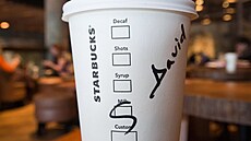 Takto popsané kelímky v kavárnách Starbucks nenajdete. Kávový gigant nasadil...