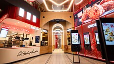 Restaurace na plo�e 766 metr� �tvere�ních nabízí a� 152 míst k sezení. (14....