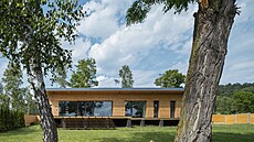 Jednodu�e st�i�ený d�ev�ný d�m ani zdaleka nep�sobí oby�ejným dojmem.