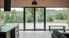 Obývací pokoj se otevírá fantastickým výhled�m do malebného kraje. 