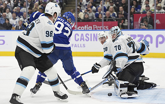 Alex Nylander z Toronta p�ed branká�em Karlem Vejmelkou z Utahu.