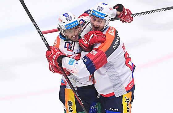 Luká� Sedlák (vlevo) a Michal Houdek slaví gól Pardubic.