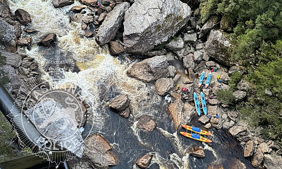 Záchrana mu�e, který p�i sjí�d�ní �eky uvázl mezi kameny (22. listopadu 2024)