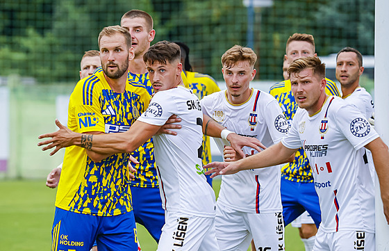 Momentka z druholigového utkání mezi fotbalisty Lí�n� (v bílém) a Zlína....