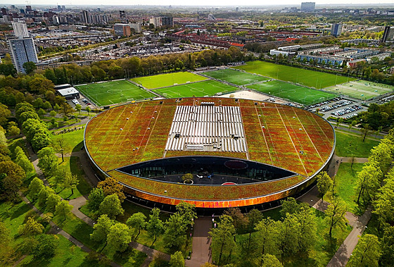 Letecký pohled na sportovní kampus Zuiderpark ve stejnojmenné rekrea�ní oblasti...