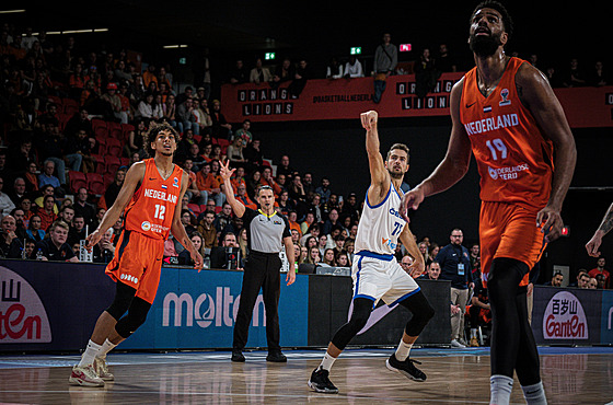 Tomá� Kyzlink slaví trojku v zápase kvalifikace o EuroBasket proti Nizozemsku..