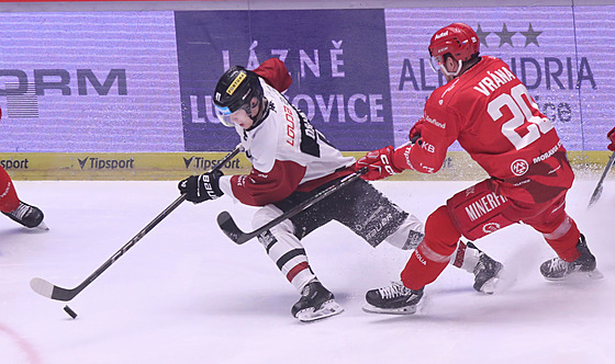 T�inecký kapitán Petr Vrána brání Marka Daní�ka ze Sparty.
