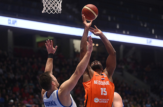 Jaromír Boha�ík podstupuje souboj s Emmanuelem Nzekwesim b�hem zápasu s...