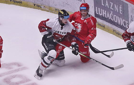 Ond�ej Kova��ík z T�ince v souboji s Ond�ejem Mikli�em ze Sparty.