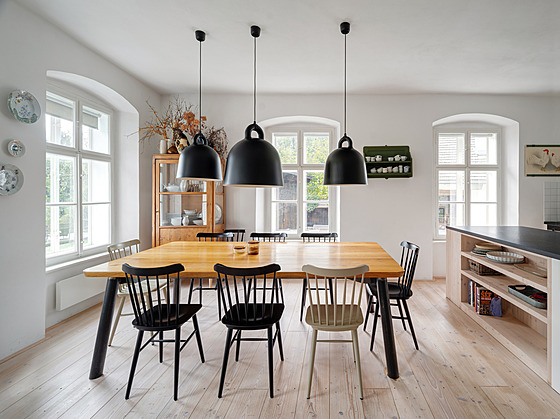 MULTIFUNK�NÍ SV�TNICE Z jednot�ídky je dnes obytný prostor s kuchyní a jídelním...