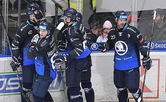Plze�tí hokejisté slaví gól do t�inecké brány.